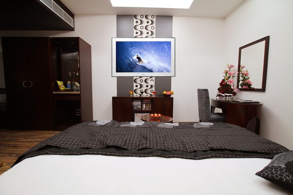 Hotel Prem Plaza Karnāl Екстериор снимка