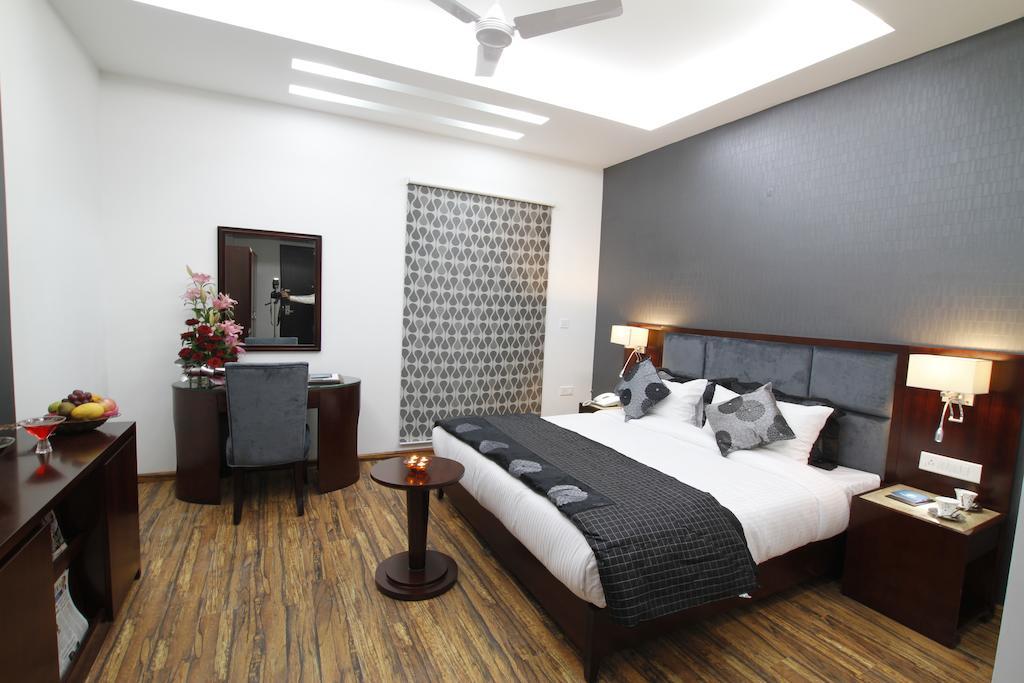 Hotel Prem Plaza Karnāl Екстериор снимка
