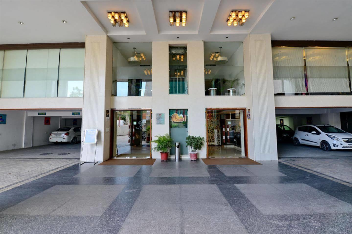 Hotel Prem Plaza Karnāl Екстериор снимка