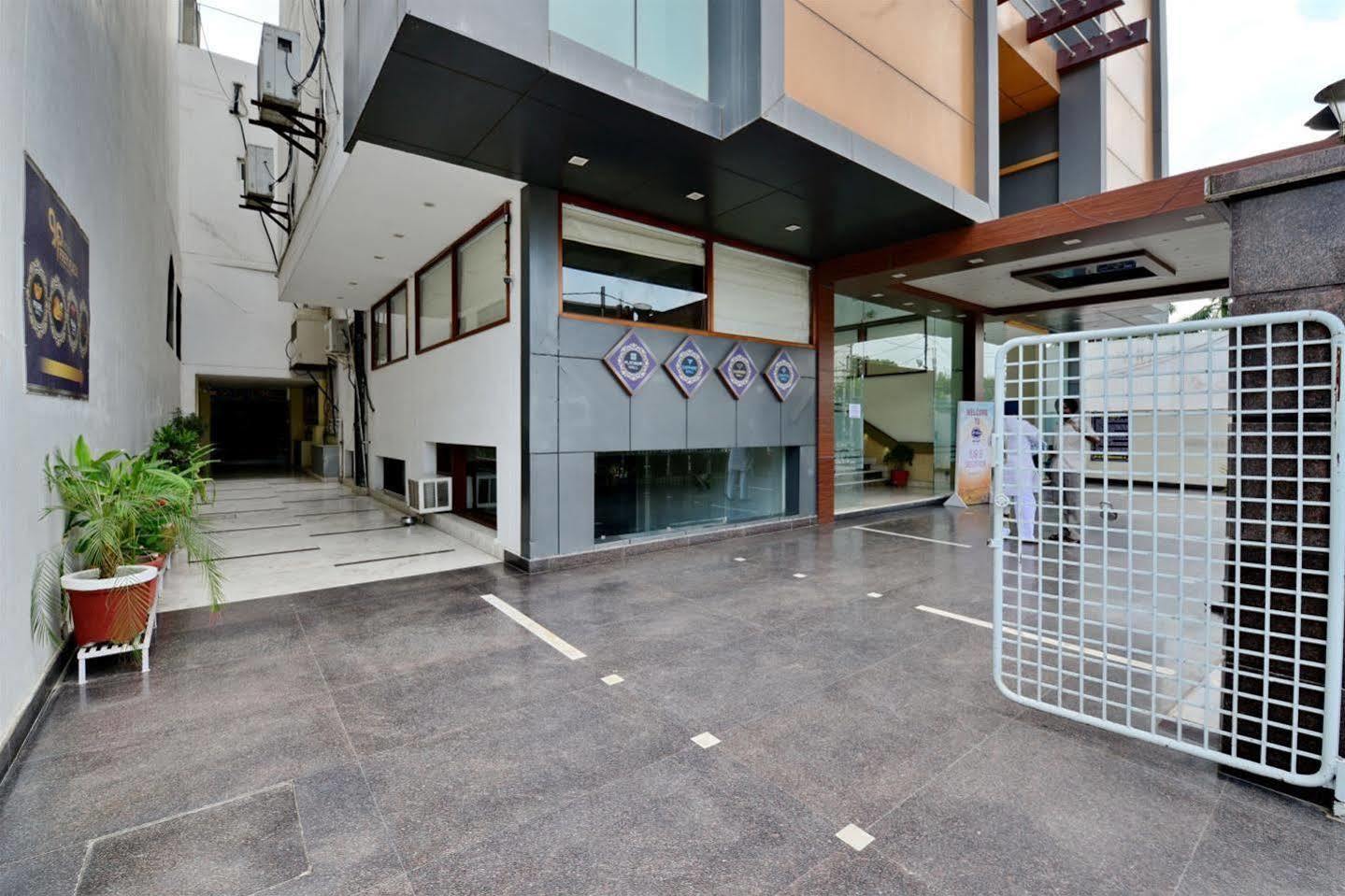 Hotel Prem Plaza Karnāl Екстериор снимка