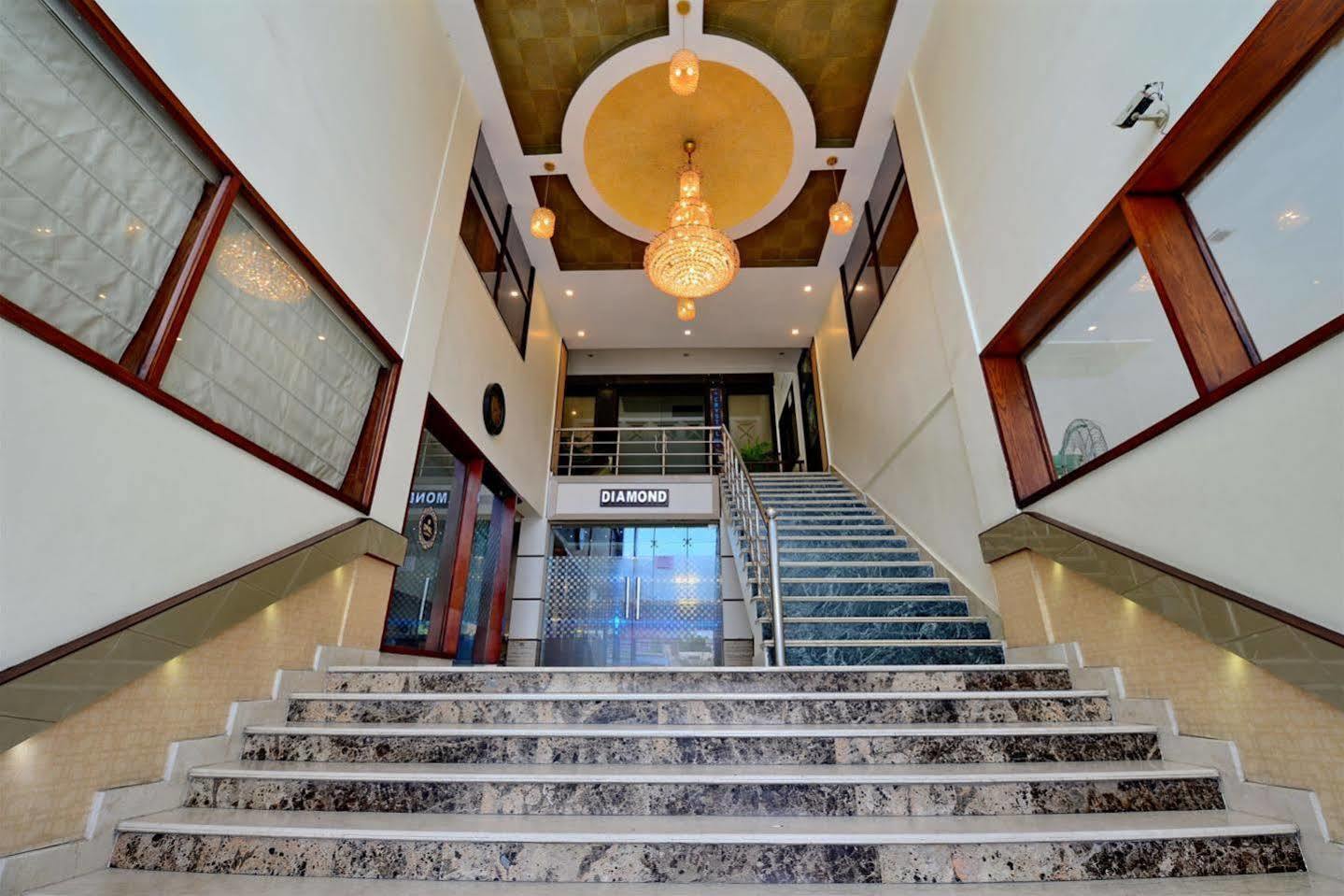 Hotel Prem Plaza Karnāl Екстериор снимка