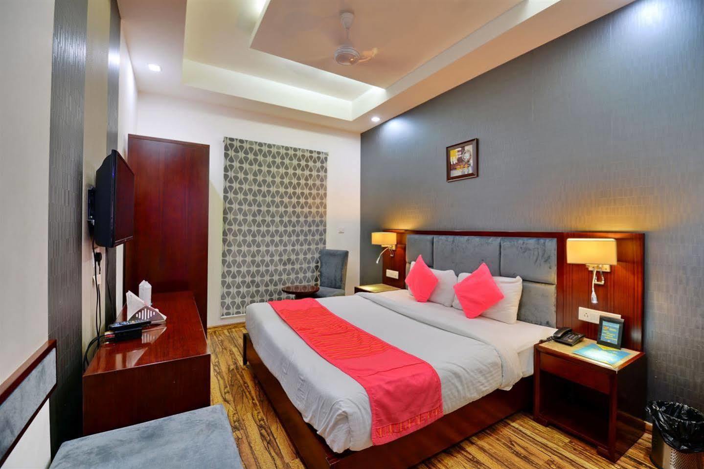 Hotel Prem Plaza Karnāl Екстериор снимка