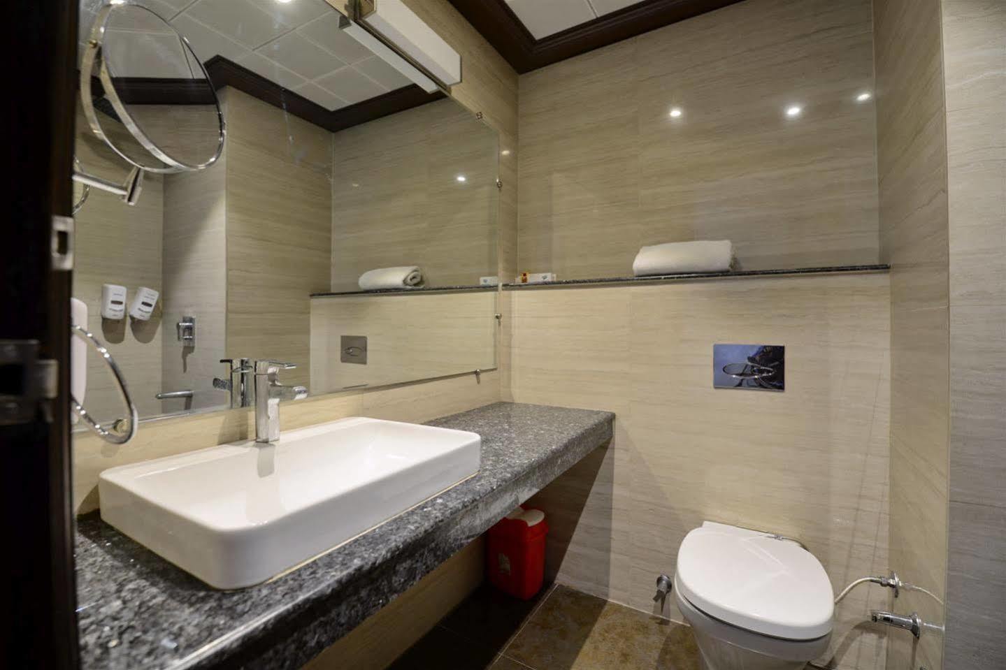 Hotel Prem Plaza Karnāl Екстериор снимка