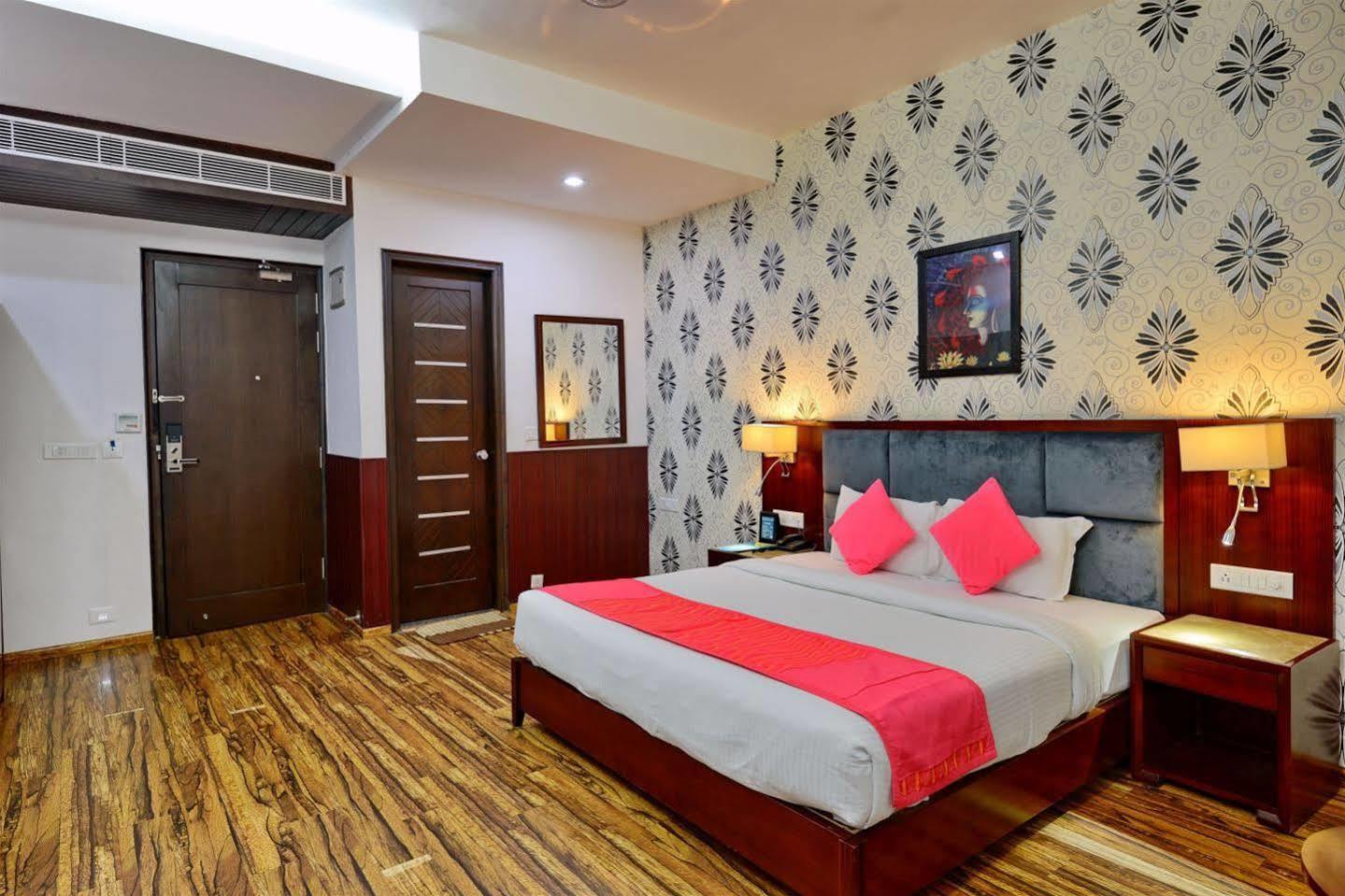 Hotel Prem Plaza Karnāl Екстериор снимка
