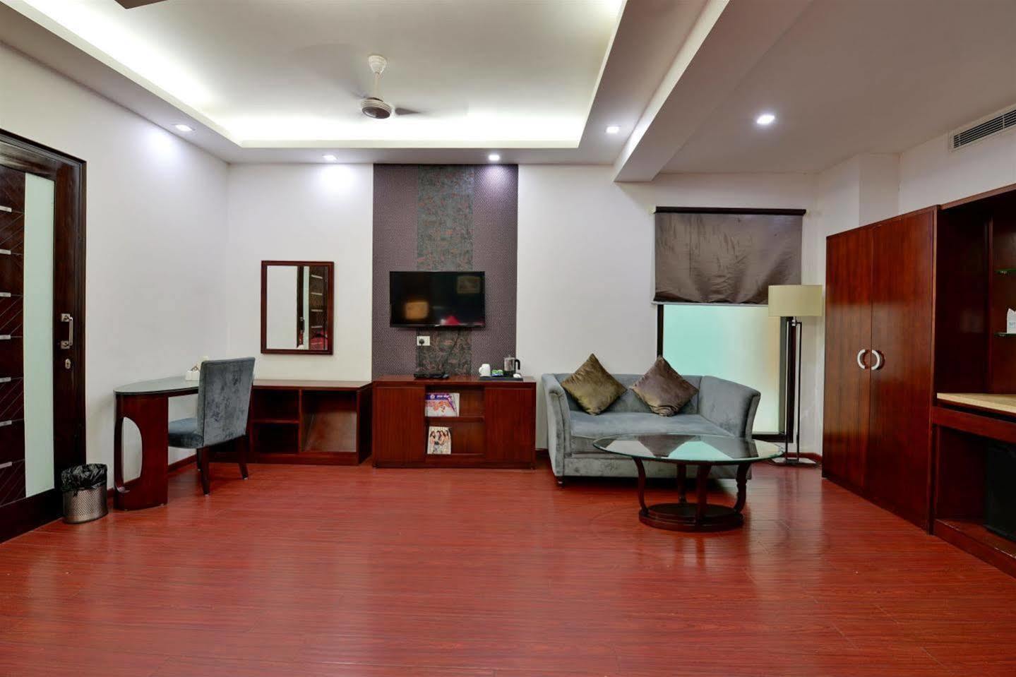 Hotel Prem Plaza Karnāl Екстериор снимка
