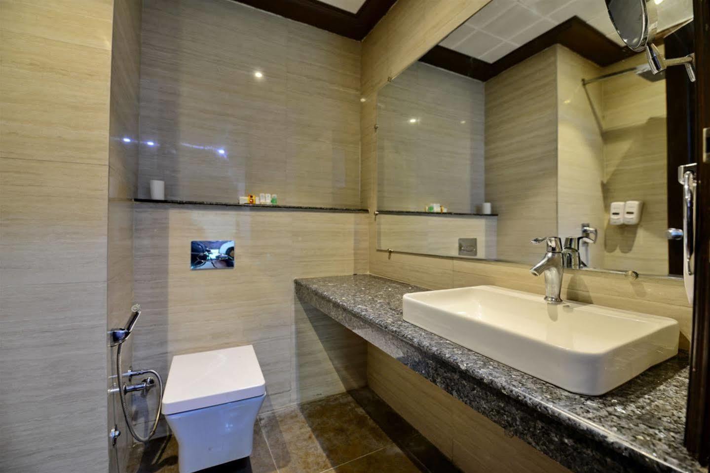 Hotel Prem Plaza Karnāl Екстериор снимка